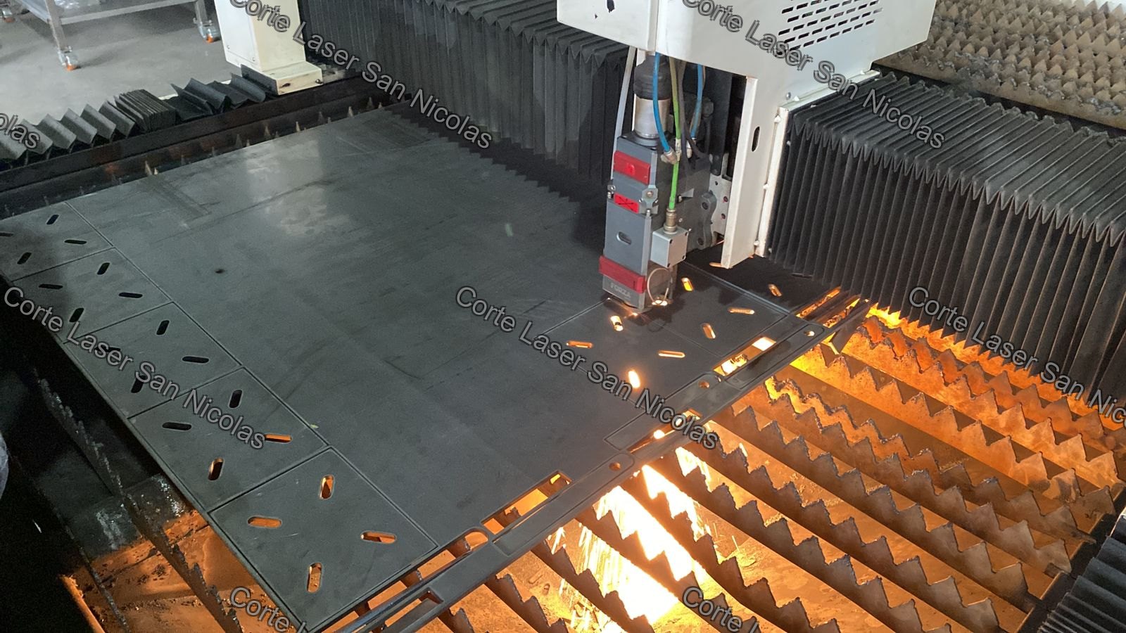 Corte laser en proceso sobre placa metalica